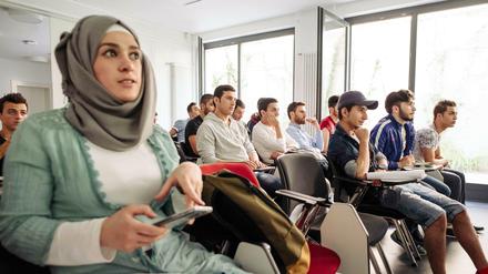 Syrische Geflüchtete informieren sich an der Freien Universität Berlin über Möglichkeiten zu studieren. Integration im Bildungswesen ist nach Meinung der Sachverständigen weiter ein Schwachpunkt.