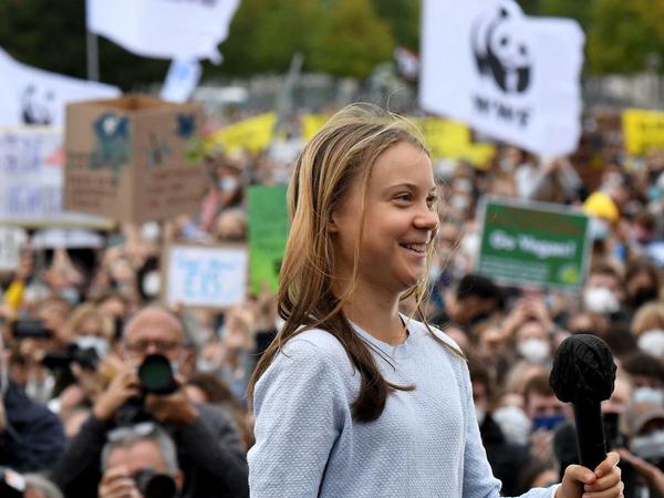 Greta Thunberg bei ihrer Rede auf der Bühne vor dem Reichstagsgebäude. 