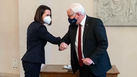 Noch kein wirklicher Schulterschluss. Bundespräsident Frank-Walter Steinmeier begrüßt Swetlana Tichanowskaja am 14. Dezember zum Gespräch in Schloss Bellevue.