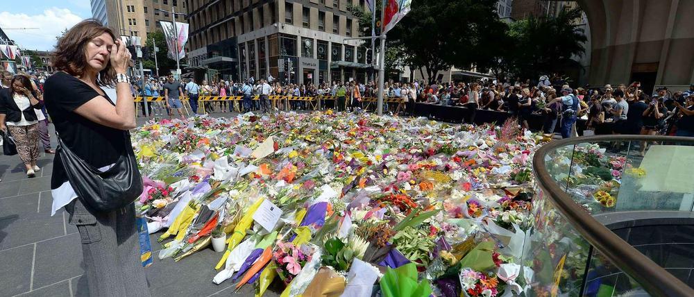 Tausende Blumensträuße legten die Australier am Dienstag an einer spontan errichteten Gedenkstätte nieder. 