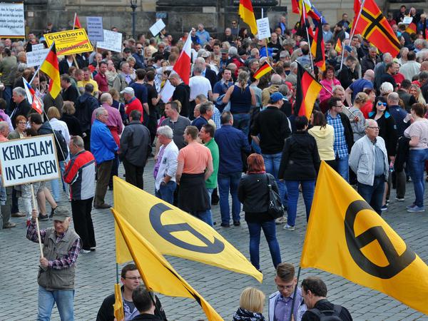 Demonstranten der Identitären Bewegung im Mai 2015 am Rande einer Pegida-Kundgebung in Dresden. 