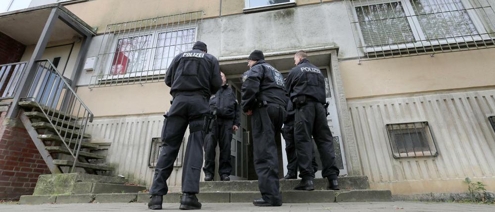 Polizisten sind am 31.10.2017 im Plattenbauviertel Neu Zippendorf in Schwerin im Einsatz, wo ein mutmaßlicher Islamist aus Syrien festgenommen wurde 