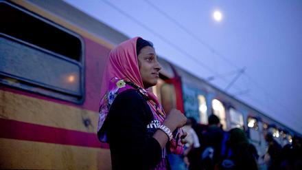 Flucht aus einem Land in Trümmern: Eine junge Syrerin hält an der griechisch-mazedonischen Grenze nach ihren verlorenen Angehörigen Ausschau.