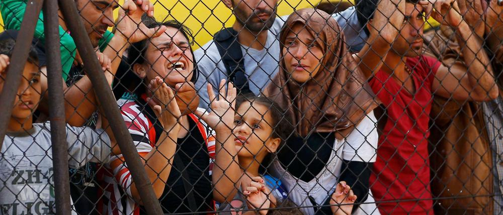 Verzweifelte Syrerinnen an einer ungarischen Absperrung. Wie wäre ihre Lage heute?