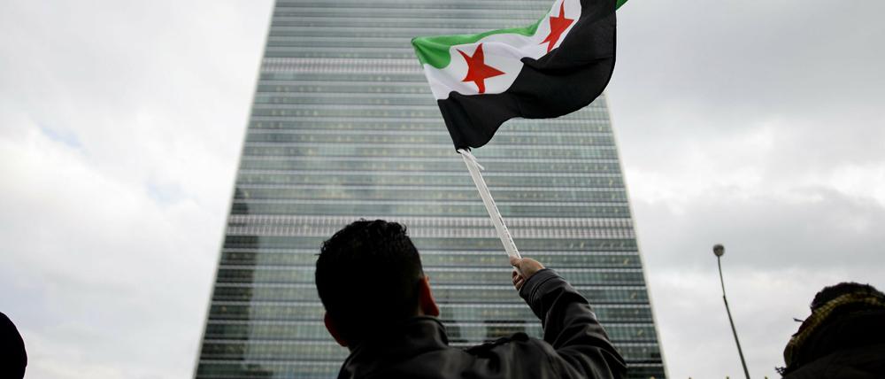 Ein bisschen Hoffnung für das Bürgerkriegsland: Syrer vor dem Sitz der UN.