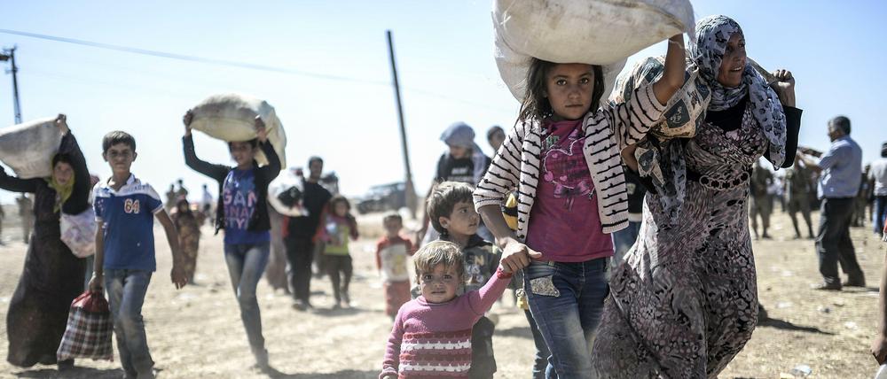 Zehntausende Kurden flüchten über die nordsyrische Grenze vor Dschihadisten.