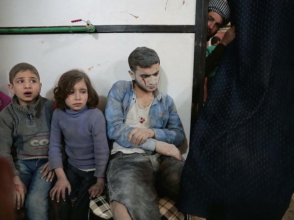 Syrische Kinder warten in der von Rebellen gehaltenen Stadt Douma in einem provisorischen Krankenhaus auf ihre Behandlung. 