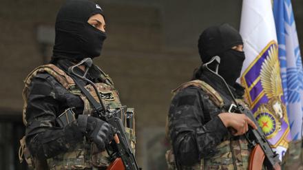 Männer und Frauen der SDF verteidigen Nordsyriens kurdische Autonomieregion (Bild aus dem Januar 2022).