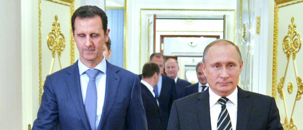 Im Gleichschritt: Syriens Machthaber Baschar al-Assad traf sich überraschend in Moskau mit Wladimir Putin (r.).