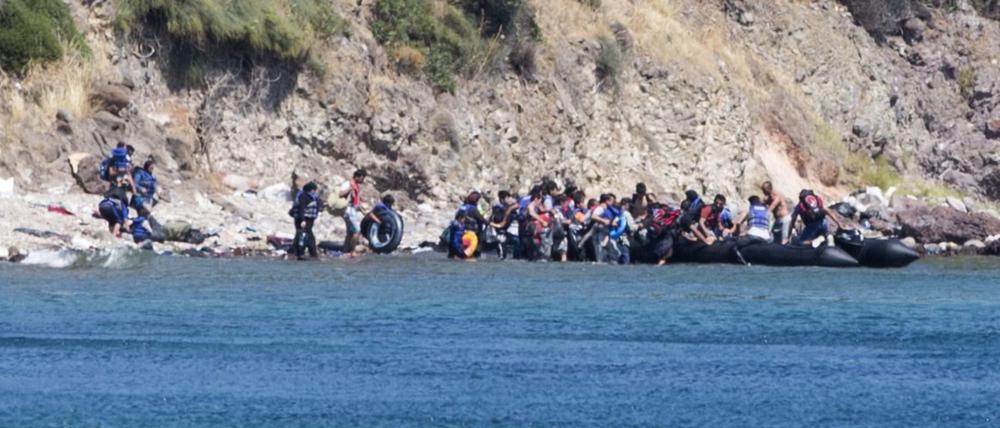 Syrische Flüchtlinge versuchen, von der türkischen Küste aus die griechische Insel Lesbos zu erreichen.