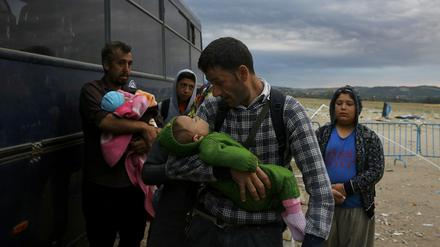 Syrische Flüchtlinge warten darauf, die Grenze nach Mazedonien zu überqueren. 