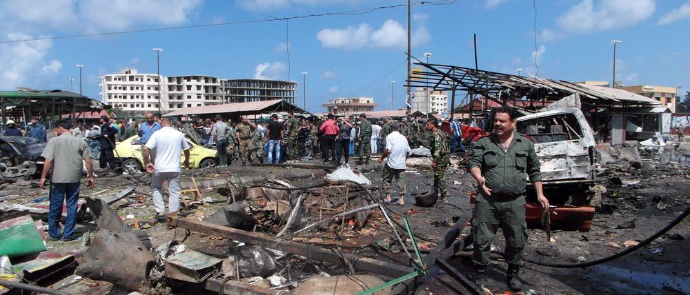 Bei mehreren Explosionen sind Aktivisten zufolge mindestens 101 Menschen getötet worden.