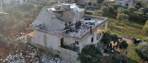 Bei einem US-Bombenangriff im Nordwesten Syriens sollen Aktivisten zufolge 13 Menschen getötet worden sein.