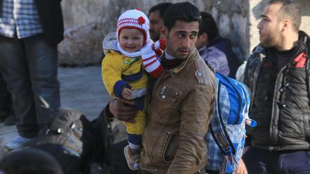 Wegen der russischen Luftangriffe auf Aleppo fliehen viele Menschen aus der Stadt in Richtung türkische Grenze. 