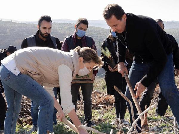 Die trügerische Idylle der Herrscher. Asma und Baschar al Assad pflanzen Bäume.