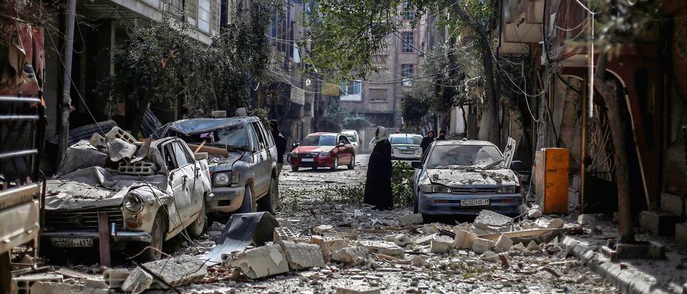 Zerstörter Alltag. Wie hier in dem Ort Douma nahe Damaskus fliegt die syrische Luftwaffe landesweit immer wieder Angriffe gegen Rebellenstellungen.