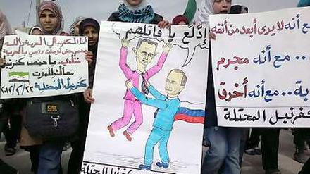 Demonstranten protestieren in Idlib, Syrien, gegen das Regime in Damaskus. Seit einem Jahr kämpft Assad gegen eine Protestbewegung, die trotz Milizenterror, Folter und Artilleriebeschuss nicht aufgibt.