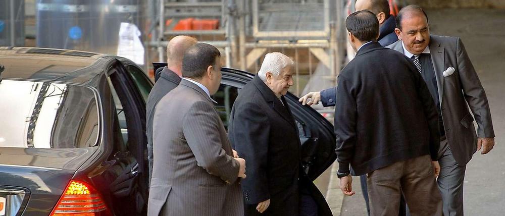 Schwieriger Auftakt: Der syrische Außenminister Walid al Muallim (Mitte) beim Eintreffen zu den Friedensgesprächen in Genf.