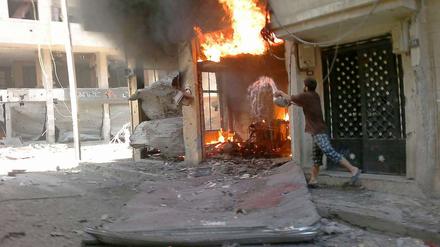 Ein Feuer nach einem Granateneinschlag in Homs am 1. Juli. Der Bürgerkrieg in Syrien findet kein Ende.