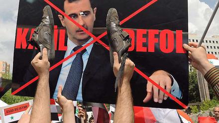 Mit Schuhen getreten: Türkische und syrische Demonstranten protestieren in Ankara gegen den syrischen Präsidenten Baschar al-Assad. 