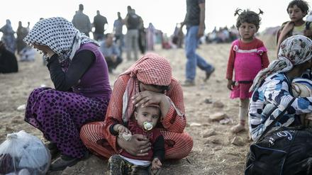 Die pure Not: Wie diese Frauen und Kinder versuchten am Wochenende viele syrische Kurden das Nachbarland zu erreichen.