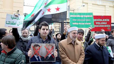 Demonstranten vor der russischen Botschaft in Istanbul kritisieren die Haltung Moskaus im Syrien-Konflikt.