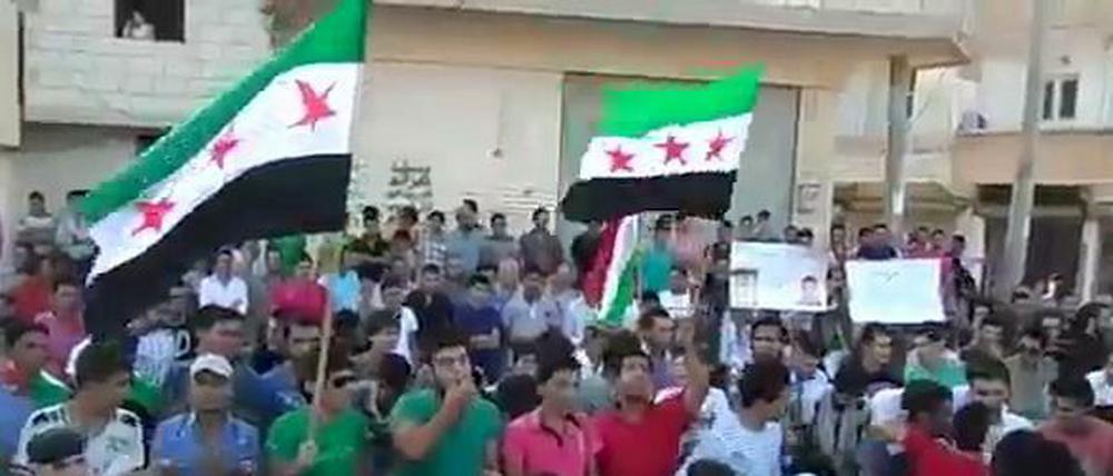 Der Ausschnitt eines YouTube-Videos vom 26.07.2012 zeigt eine Versammlung von syrischen Oppositionellen in Aleppo.