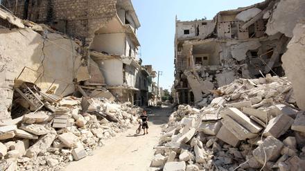 Verwüstung nach einem Fassbombenangriff in Aleppo 
