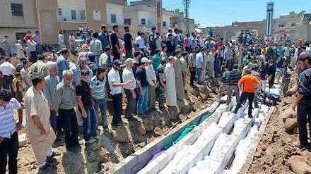 Nach dem Massaker im syrischen Hula werden die Toten in einem Massengrab beigesetzt.