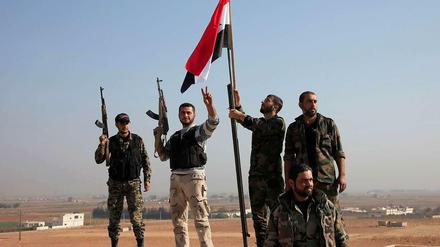 Gefolgsleute des syrischen Machthabers Assad hissen die Flagge. Für Assad geht es vor allem um Machterhalt.