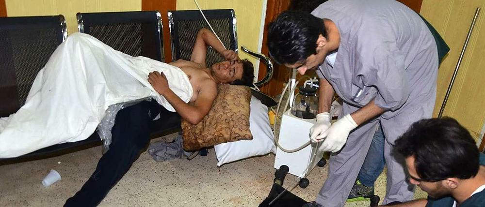 In einem Krankenhaus in Duma, nahe Damaskus, werden Menschen behandelt, die laut syrischer Opposition mit Chemie-Waffen angegriffen wurden.