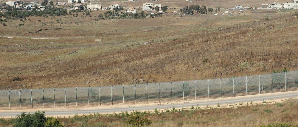 Golanhöhen: Blick von einem Hügel in Israel über den Grenzzaun nach Syrien.