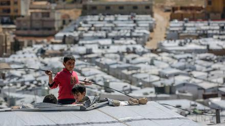 Syrische Jungen spielen auf dem Dach einer Unterkunft im Flüchtlingslager Barra nordöstlich der libanesischen Hauptstadt Beirut. 