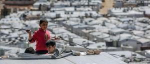 Syrische Jungen spielen auf dem Dach einer Unterkunft im Flüchtlingslager Barra nordöstlich der libanesischen Hauptstadt Beirut. 