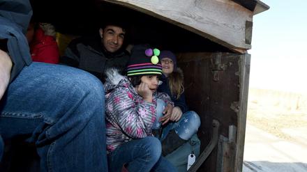 Syrische Flüchtlinge auf einer Lore in Schleswig-Holstein. 