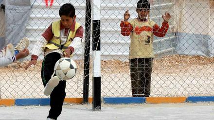 Syrische Jungen spielen Fußball im Flüchtlingslager Za'atari in Jordanien.