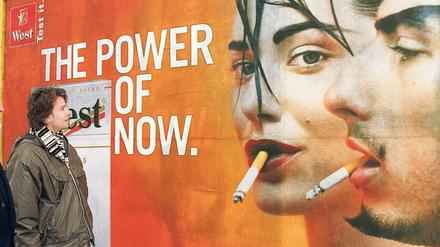 Auf einer Plakatwand wird für Zigaretten geworben.