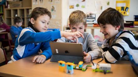 Schüler in Rheinland-Pfalz mit Tablet-Computer