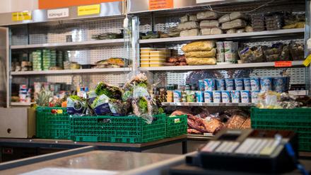 Im Tafelladen in Ulm werden die Lebensmittel gegen eine geringe Schutzgebühr abgegeben statt verschenkt. Der Effekt: Weniger Gedränge - und Bedürftige werden als Kunden behandelt. 