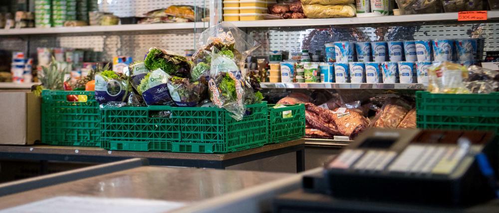 Im Tafelladen in Ulm werden die Lebensmittel gegen eine geringe Schutzgebühr abgegeben statt verschenkt. Der Effekt: Weniger Gedränge - und Bedürftige werden als Kunden behandelt. 