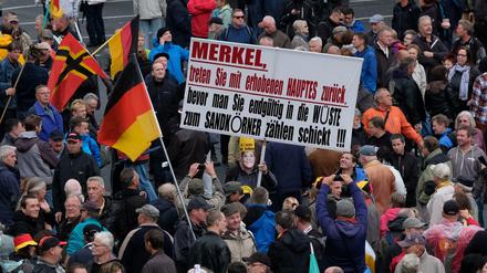 Teilnehmer eines Aufmarsches des fremdenfeindlichen Bündnisses Pegida in Dresden.