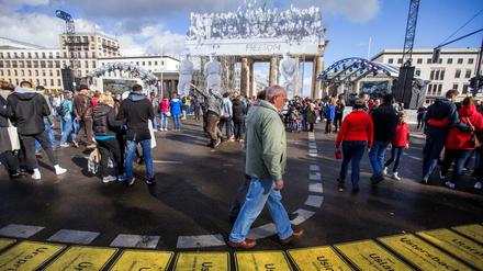 Besucher des Bürgerfests zum Tag der Deutschen Einheit am Brandenburger Tor.