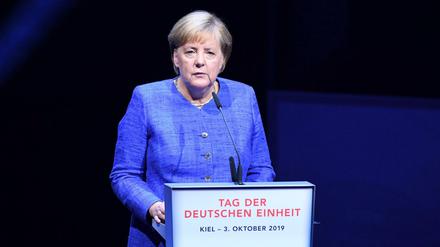 Angela Merkel spricht auf dem Festakt zum Tag der Deutschen Einheit in Kiel.