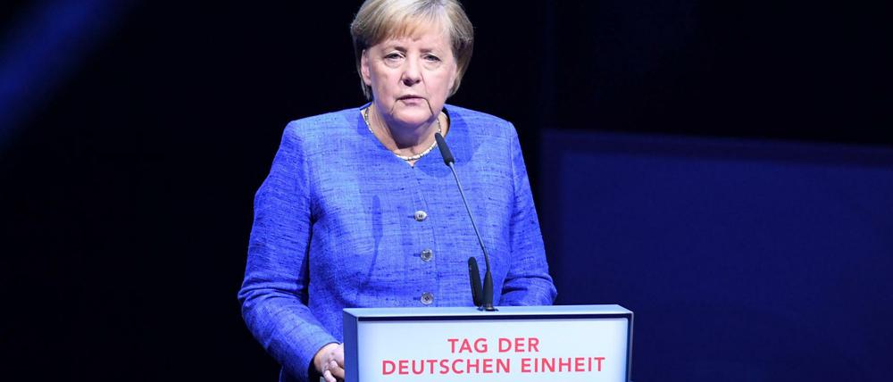 Angela Merkel spricht auf dem Festakt zum Tag der Deutschen Einheit in Kiel.