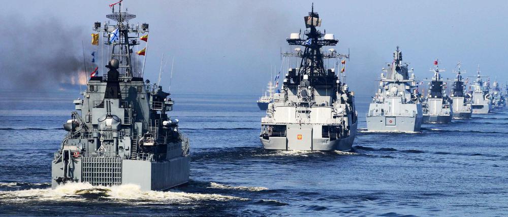 Militärparade von Russische Kriegsschiffen vor Petersburg