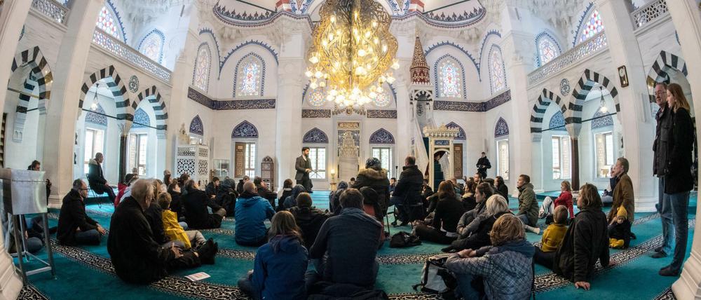 Besucher der Sehitlik-Moschee hören sich am Tag der offenen Moschee in Berlin einen Vortrag an. 