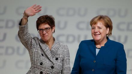 Zeitenwende. Nach 18-jähriger Amtszeit folgt Annegret Kramp-Karrenbauer (links) Angela Merkel als Bundesvorsitzende der CDU nach.