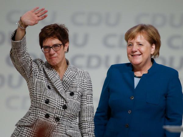 Zeitenwende. Nach 18-jähriger Amtszeit folgt Annegret Kramp-Karrenbauer (links) Angela Merkel als Bundesvorsitzende der CDU nach.