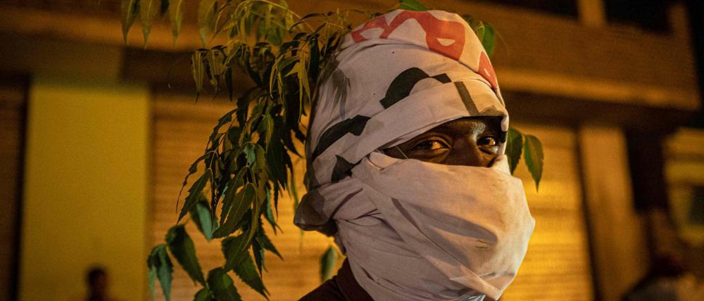 Ein Demonstrant in Khartum bei einem Protest vergangene Woche. 