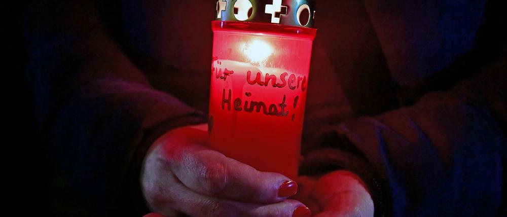 Kerze mit der Aufschrift "Für unsere Heimat" bei rechtsextremer Demo in Berlin